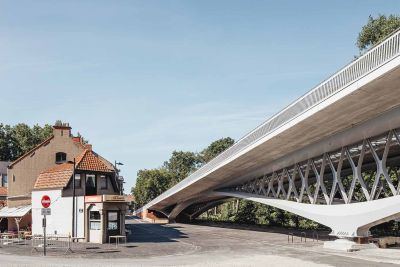 Gracieuze boogbrug lijmt twee gescheiden dorpshelften